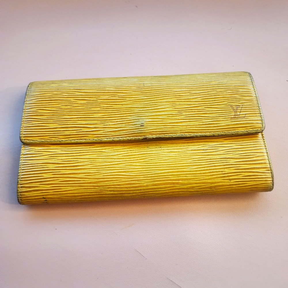 Louis vuitton epi wallet